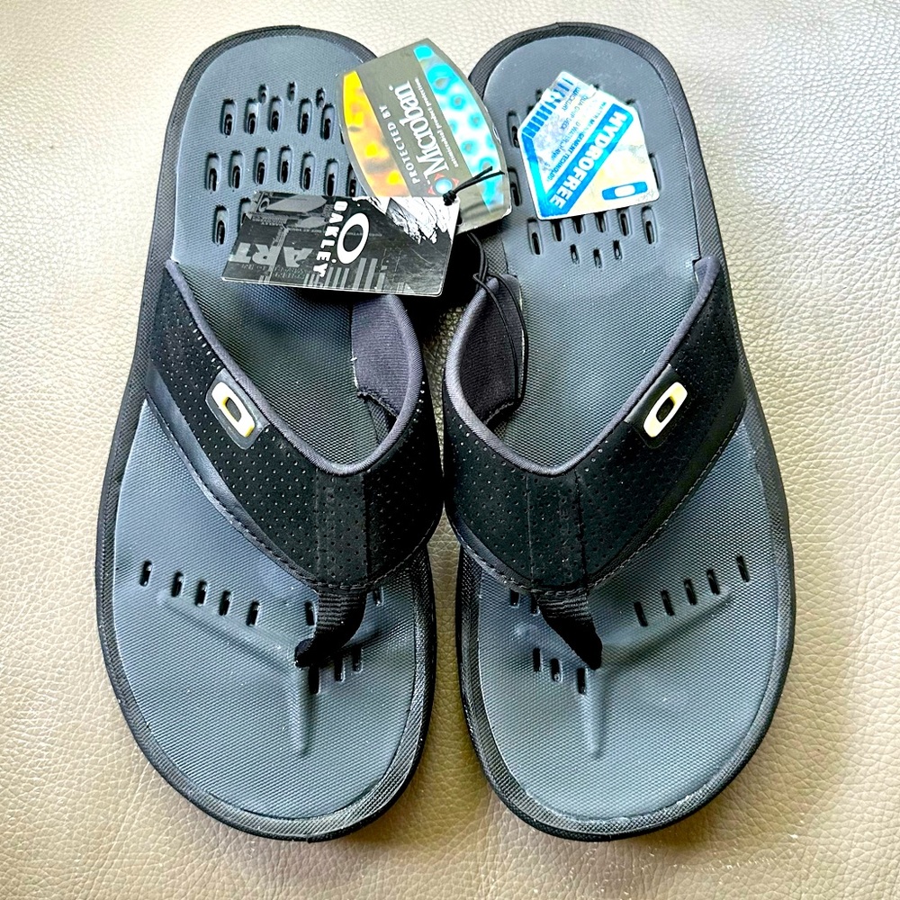 NWT Men’s size 10 Oakley black flip-flop